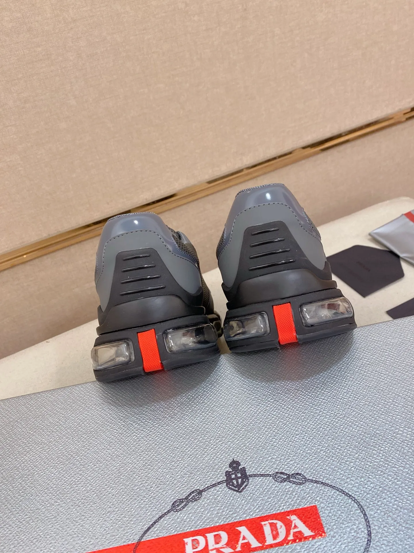 Factory price 660💰 ✔️✔️✔️High version High-quality new PRADA (Prada) counters are on the market at the same time, new men's shoes, 😘fabrics imported first-layer cowhide and mesh fabrics, purely handmade. Lining: Full cowhide lining. 👍🏿 High-end ☄️ air-cushion molded anti-slip rubber outsole, exquisite lines, simple and elegant, comfortable and high-end for leisure travel. Code number: 38 to 45